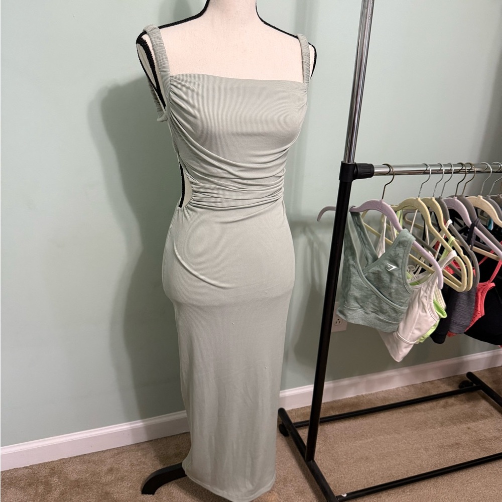 Elegant Sleeveless Dress in Light Gray